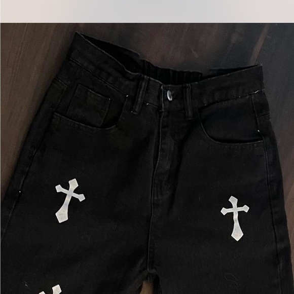 Shinya women’s black goth holy jeans with adjustable straps.
Size 28 - Picture 2 of 5